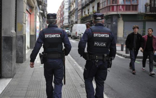 Dos agentes de la Ertzaintza patrullan las calles de Bilbao, en una imagen de archivo. Dos agentes de la Ertzaintza patrullan las calles de Bilbao, en una imagen de archivo.