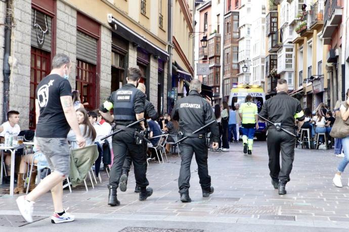 Agentes de la Ertzaintza patrullando por el Casco Viejo