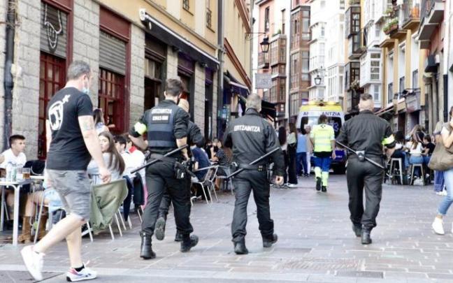 Entrada de agentes de la Ertzaintza al Casco Viejo de Vitoria