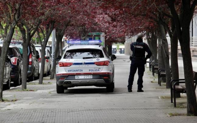 Imagen de archivo de una patrulla de la Ertzaintza.