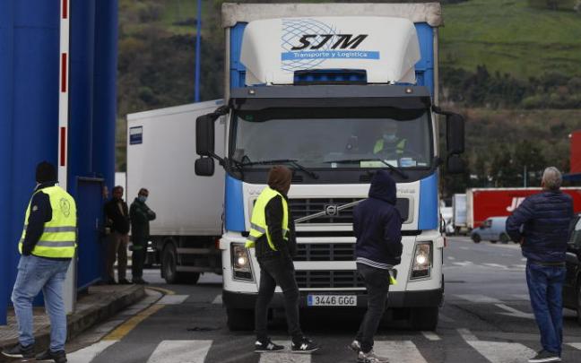 La Ertzaintza seguirá escoltando a los transportistas que lo soliciten.
