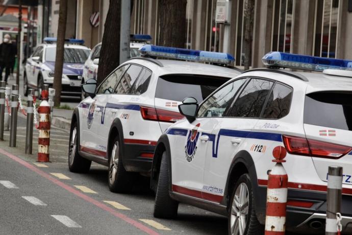Coches de la Ertzaintza en Vitoria