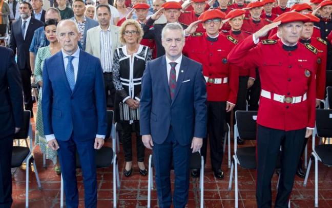El lehendakari, Iñigo Urkullu, acompañado por Josu Erkoreka y Josu Bujanda en el homenaje a los 15 ertzainas asesinados por ETA