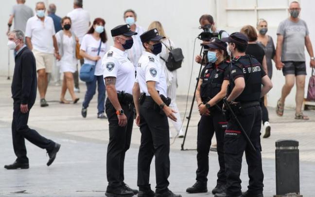 Patrulla de la Ertzaintza y policías locales en un control anticovid. Patrulla de la Ertzaintza y policías locales en un control anticovid.