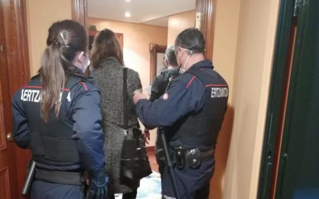 La Ertzaintza, de la Guardia Civil y de policías locales han desmantelado un entramado especializado en tráfico de drogas y blanqueo de capitales La Ertzaintza, de la Guardia Civil y de policías locales han desmantelado un entramado especializado en tráfico de drogas y blanqueo de capitales