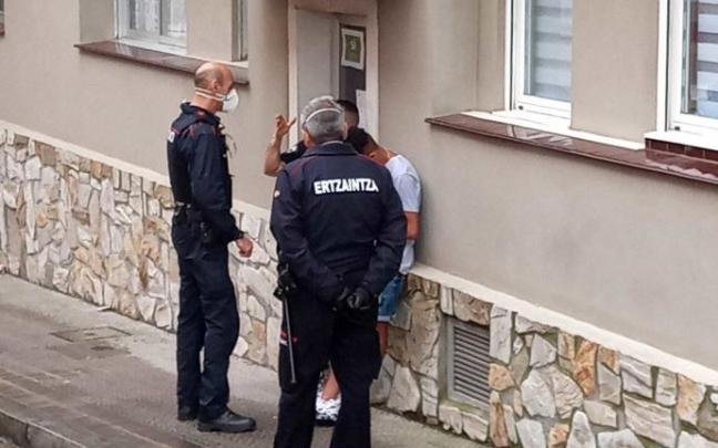 Una imagen de la Ertzaintza durante un desalojo.