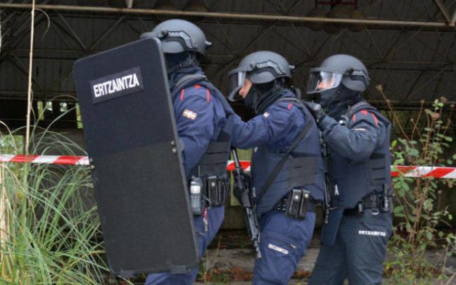 Un grupo de agentes de la Ertzaintza, en un simulacro de ataque terrorista.
