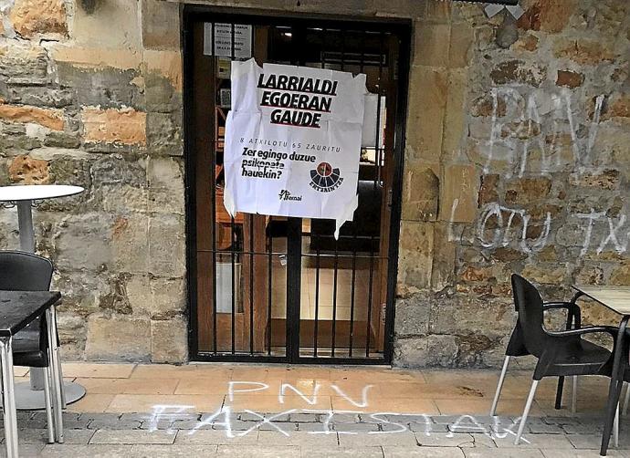 Uno de los sabotajes de los últimos días en Elorrio, con carteles contra la Ertzaintza. Foto: DNA