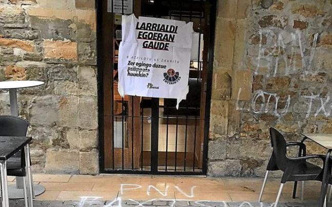 Uno de los sabotajes de los últimos días en Elorrio, con carteles contra la Ertzaintza. Foto: DNA Uno de los sabotajes de los últimos días en Elorrio, con carteles contra la Ertzaintza. Foto: DNA