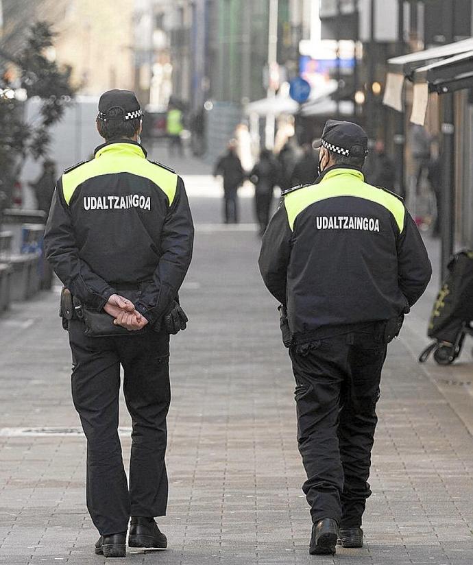 Dos policías municipales recorren las calles de Beasain.