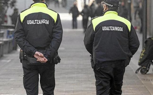 Dos policías municipales recorren las calles de Beasain.
