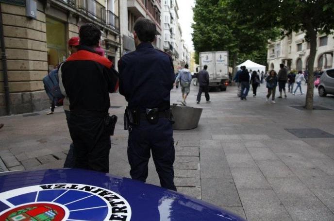 Agentes de la Ertzaintza, durante una patrulla urbana.