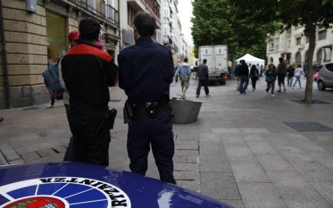 Agentes de la Ertzaintza, durante una patrulla urbana.
