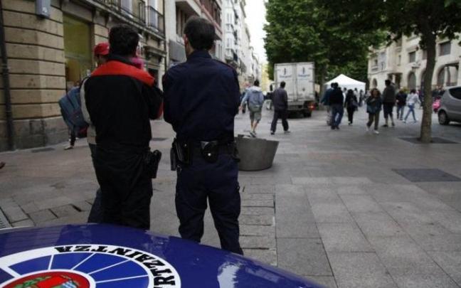 Agentes de la Ertzaintza, durante una patrulla urbana. Agentes de la Ertzaintza, durante una patrulla urbana.