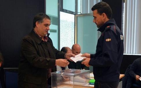 Un agente vota en una comisaría en los anteriores comicios de 2017. Un agente vota en una comisaría en los anteriores comicios de 2017.