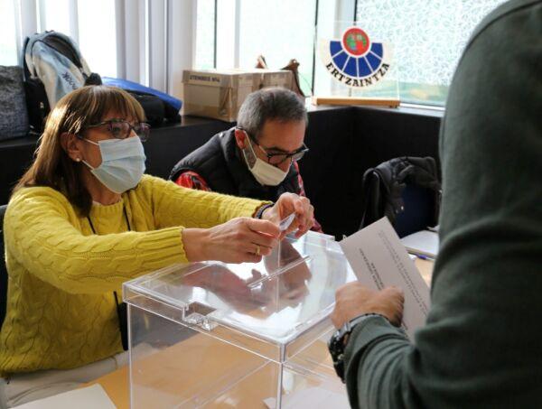Una urna colocada en una comisaría durante la jornada electoral.