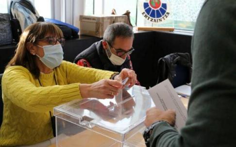 Una urna colocada en una comisaría durante la jornada electoral. Una urna colocada en una comisaría durante la jornada electoral.