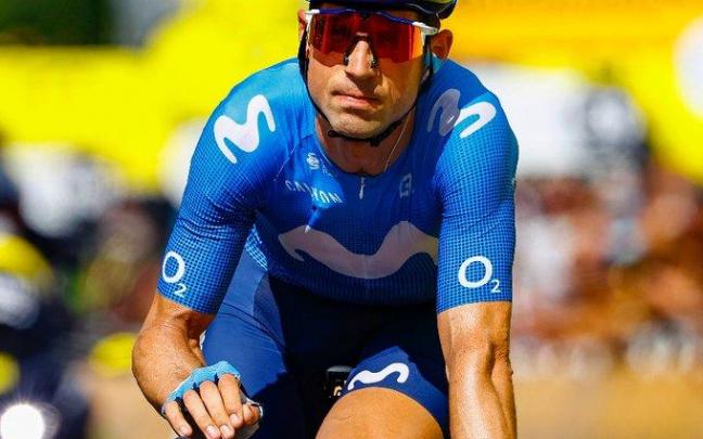 Imanol Erviti, cruzando la línea de meta en Nîmes.