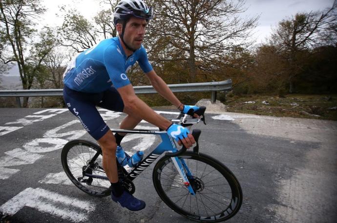 Imanol Erviti, en plena ascensión a San Miguel de Aralar.