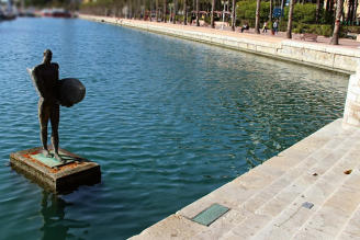 La verdadera cota cero original, marcada con una placa en el puerto de Alicante.