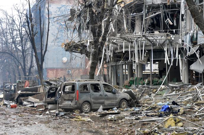 Un edificio dañado después de un bombardeo por parte de las fuerzas rusas, Kharkiv.