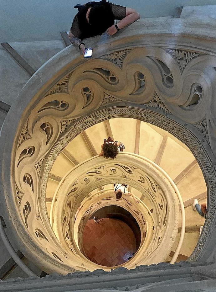 El viernes, tres mujeres se asoman por otras tantas de las cuatro vueltas completas del escalera.