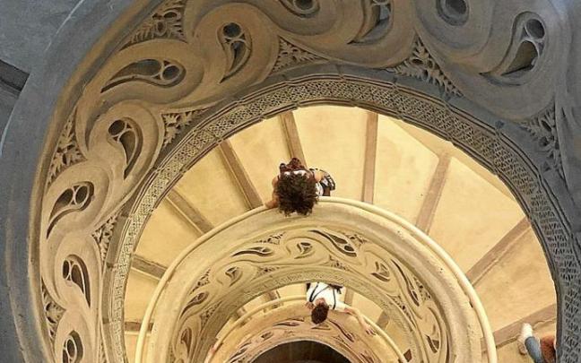 El viernes, tres mujeres se asoman por otras tantas de las cuatro vueltas completas del escalera. El viernes, tres mujeres se asoman por otras tantas de las cuatro vueltas completas del escalera.