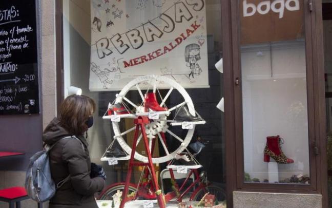 Una mujer observa un escaparate de una tienda de Vitoria. Una mujer observa un escaparate de una tienda de Vitoria.