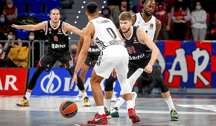 Giedraitis y Sedekerskis defienden un ataque del Asvel Villeurbanne comandado por Okobo. Foto: Jorge Muñoz