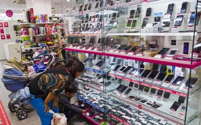 Un escaparate con varios móviles, ajeno a la información.