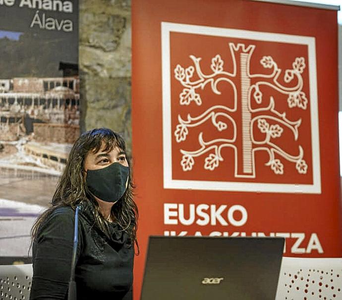 María Concepción Jiménez Villanueva explicando su iniciativa en Añana. Foto: Pablo José Pérez