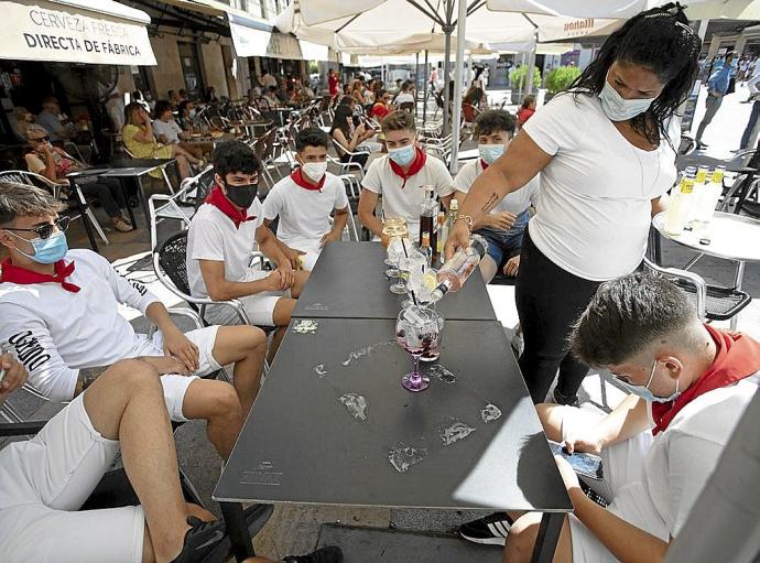 Varios jóvenes en las no fiestas del año 2020 en la plaza de Los Fueros.