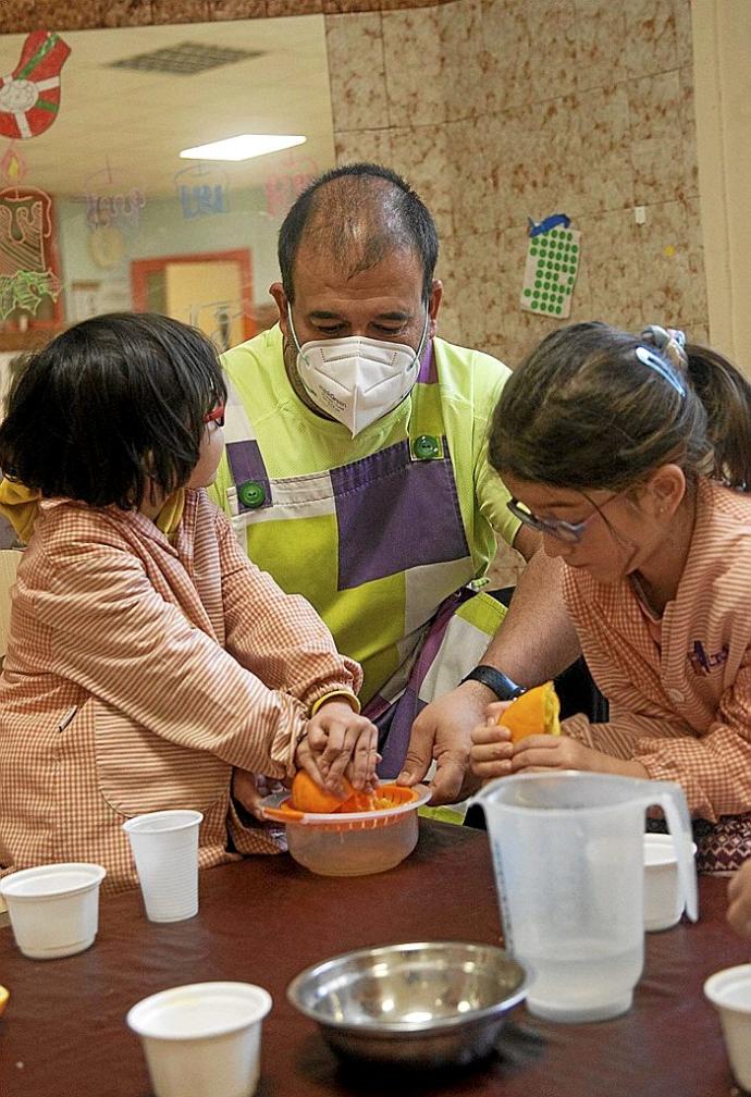 Aitor Pérez con alumnas de la clase de experimentación para 4 y 5 años, en la que aprendieron a hacer zumo. Fotos: Josu Chavarri