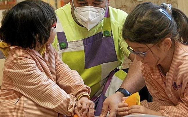 Aitor Pérez con alumnas de la clase de experimentación para 4 y 5 años, en la que aprendieron a hacer zumo. Fotos: Josu Chavarri