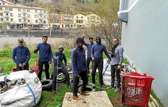 Refugiados de Cear que están participando en la limpieza. Foto: N.G.