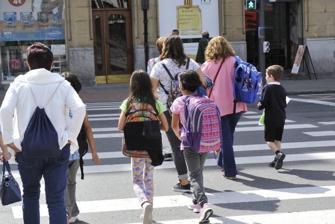 Imagen de archivo de varios niños accediendo a un colegio.