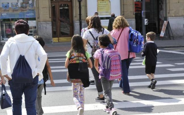 Imagen de archivo de varios niños accediendo a un colegio.