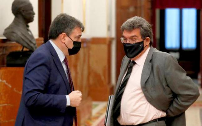 El portavoz del PNV en el Congreso, Aitor Esteban, con el ministro de la Seguridad Social, José Luis Escrivá El portavoz del PNV en el Congreso, Aitor Esteban, con el ministro de la Seguridad Social, José Luis Escrivá