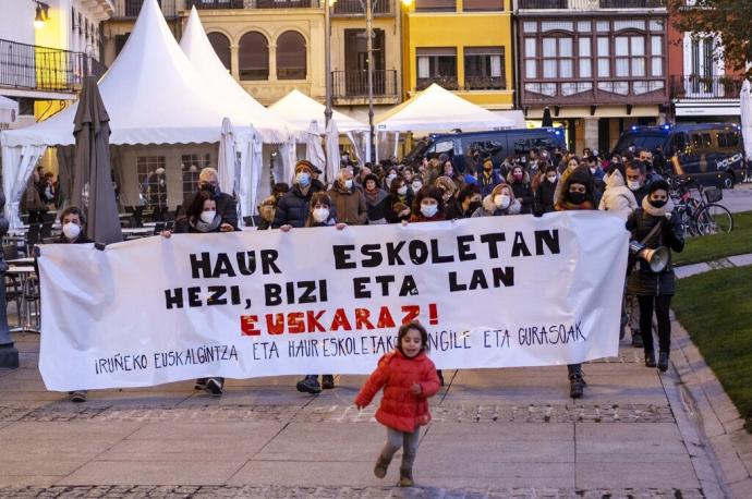 Manifestación para reivindicar el modelo de inmersión en euskera en las escuelas infantiles de Lezkairu y Mendebaldea.