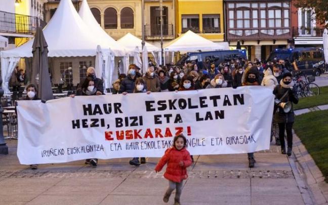 Manifestación para reivindicar el modelo de inmersión en euskera en las escuelas infantiles de Lezkairu y Mendebaldea. Manifestación para reivindicar el modelo de inmersión en euskera en las escuelas infantiles de Lezkairu y Mendebaldea.