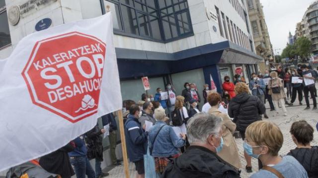 La medida incluye la suspensión de los desahucios sin alternativa habitacional para familias vulnerables. La medida incluye la suspensión de los desahucios sin alternativa habitacional para familias vulnerables.