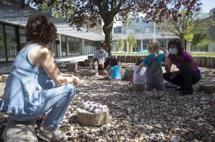 Educadoras y txikis, este curso en la Escuela Infantil de Mendillorri.