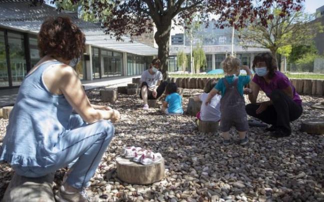 Educadoras y txikis, este curso en la Escuela Infantil de Mendillorri.