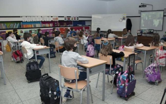 Alumnos con mascarilla durante una clase.