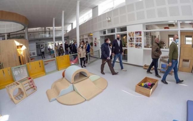 Miembros de la comisión municipal de Educación, durante la visita a la escuela infantil Goiz Eder.