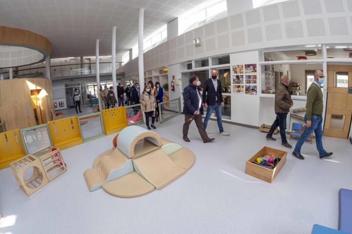 Miembros de la comisión municipal de Educación, durante la visita a la escuela infantil Goiz Eder.