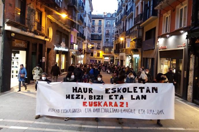 La marcha, a su paso por la calle Chapitela.