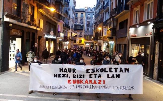 La marcha, a su paso por la calle Chapitela.