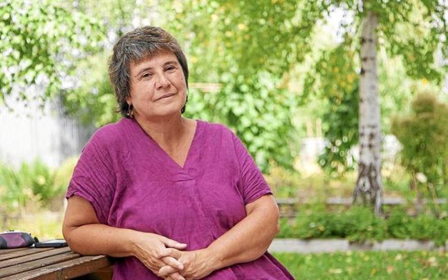 Lerro hauekin batera dagoen irudian, Lourdes Errasti, Denon Eskolako Guraso Elkarteko lehendakaria. Argazkia: Jorge Muñoz