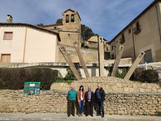 El alcalde de Eslava, Ignacio Barber; y la responsable de Promoción en Navarra de Capital Energy, Beatriz Talaverano; junto a los concejales José Javier Bariáin y Jesús Ángel Guillén.